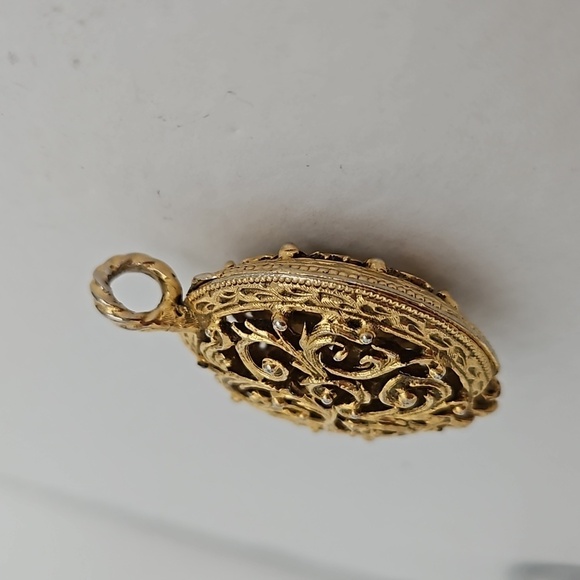 Vintage Filagree Open Work Goldtone Round Locket - Picture 6 of 6